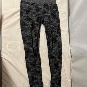 Gymshark Leggings Womens Gray Camo Seamless Booty Scrunch Activewear Logo